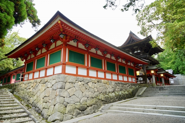 奈良　石上神宮の廻廊と楼門